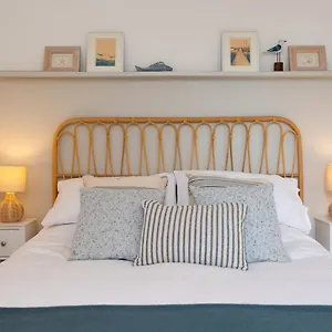 https://low-tide-filey-close-to-beach-dog-friendly.yorkshirehotels.net